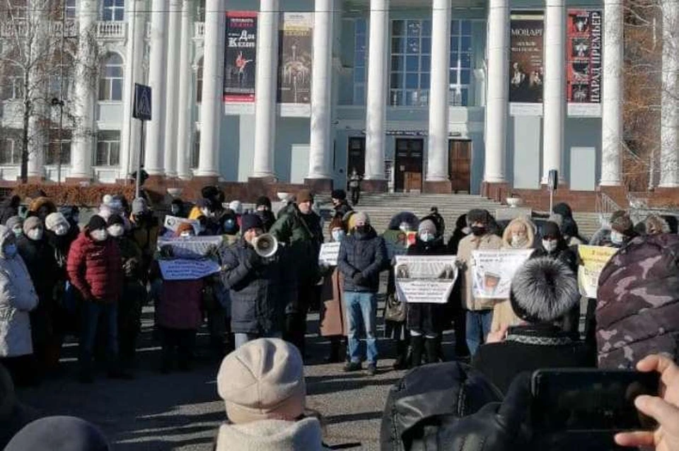 На площади Металлургов собрались более двухсот волгоградцев. Фото: Олег Бацула