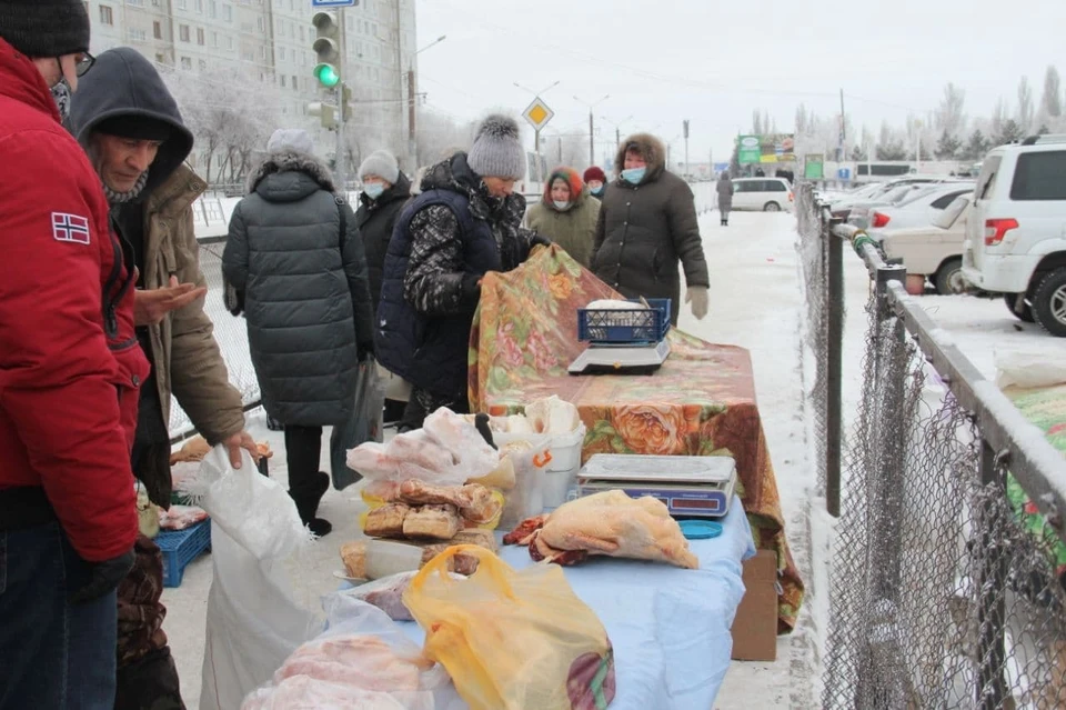 Нелегальным продавцам предложили перебраться с остановок на рынки. Фото: пресс-служба администрации Омска
