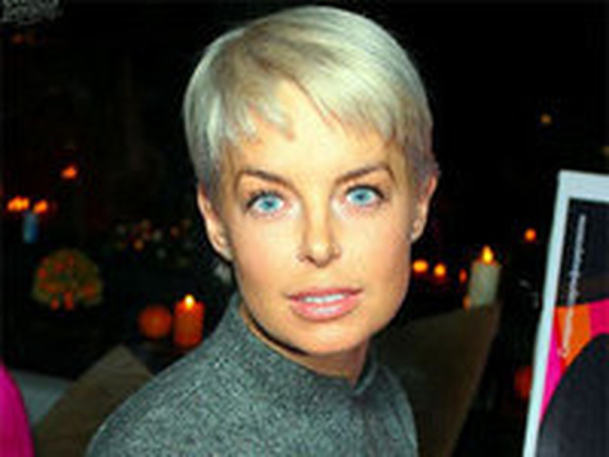 Жігіт қыздардың аяғын жалайды