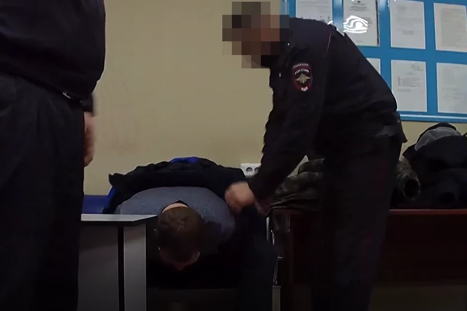 Мужчина продолжил дебоширить в отделе полиции