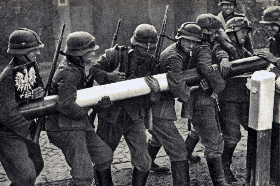 1 cентября 1939 года, немецкие солдаты ломают шлагбаум на границе с Польшей.
