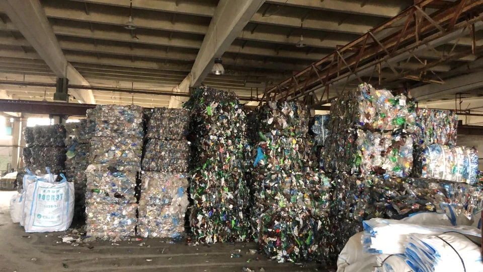 Цена за кг пластика на переработку. Переработка пластиковых крышек. Утилизация пластмассы Колпино. Пластико ппереработка Ишим. Завод по переработка крышечек.