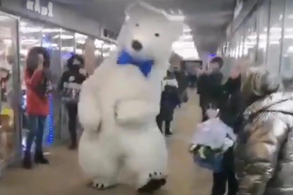 Танцы в переходе, странные танцы...