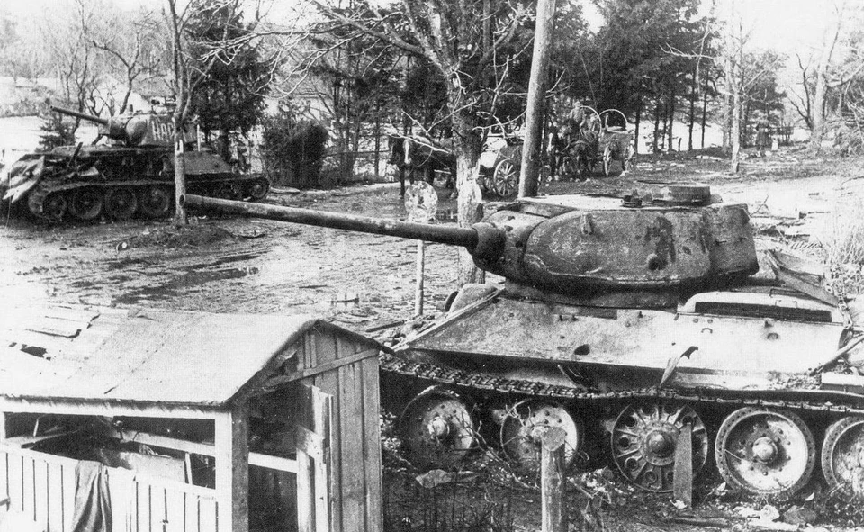 Восточная Пруссия, март 1945 года. В одной из таких тридцатьчетверок воевал механиком-водителем Степан Булыгин.