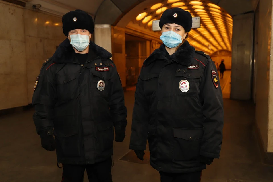 Полицейские не растерялись и приняли роды еще до приезда медиков. Фото: Пресс-служба УВД на Московском метрополитене