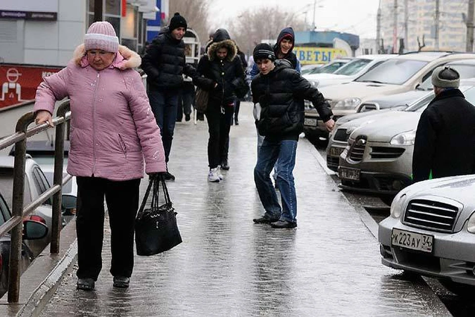 Женщина упала на льду и сломала руку.