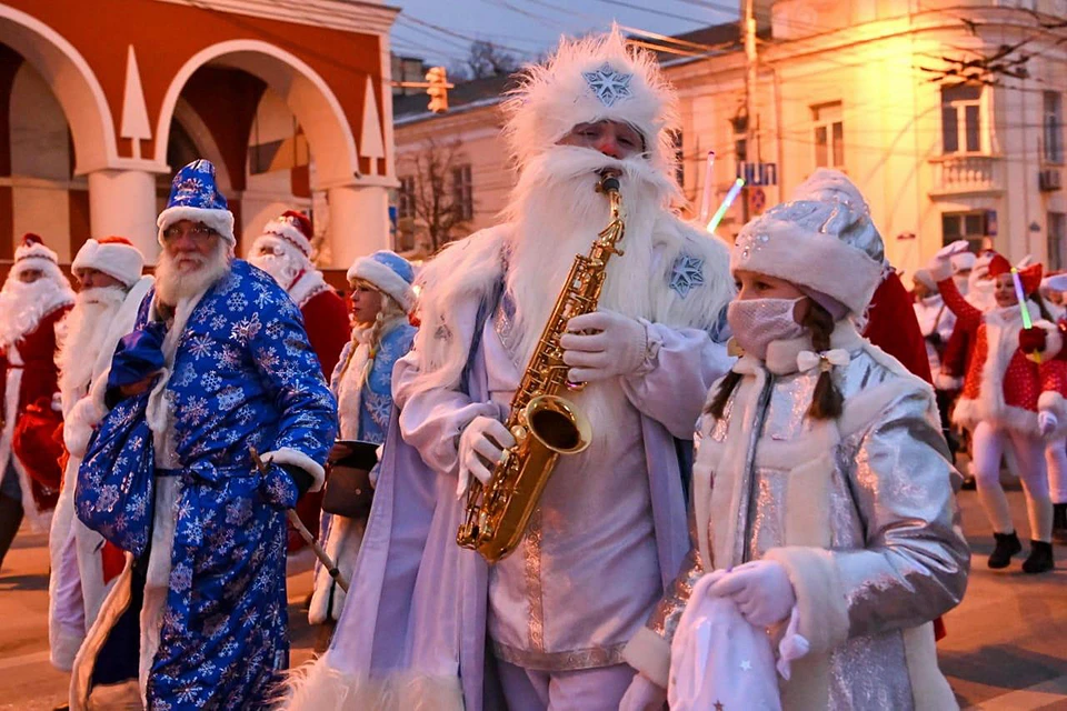 В Калуге прошел парад дедов Морозов и Снегурочек. Фото: пресс-служба правительства Калужской области