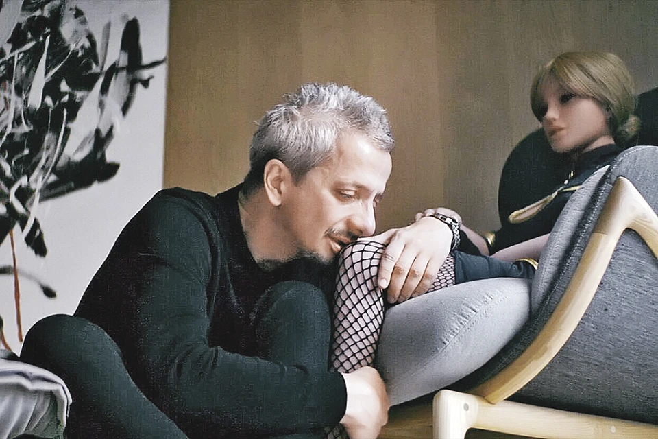 У психолога Олега (Константин Богомолов) потерялась жена, и он находит утешение в обществе секс-куклы. Фото: Кадр из фильма