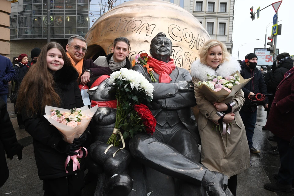 Монумент финансировали вскладчину родные, друзья, ученики и коллеги Табакова.