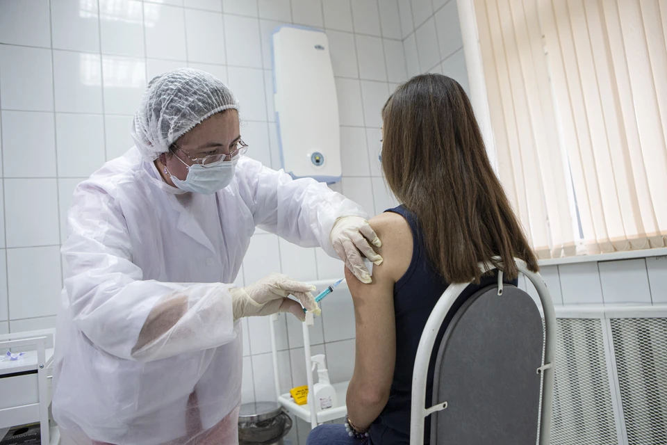 Двумя компонентами вакцины "Спутник V" привили почти 20 тыс. добровольцев