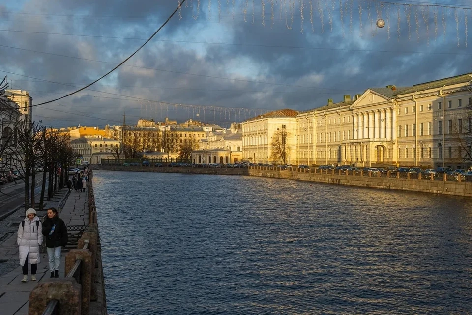 Мужчина упал в Фонтанку с Аничкова моста в Санкт-Петербурге.
