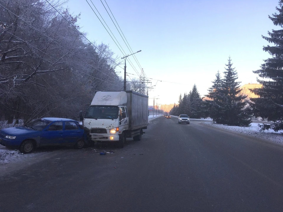 Грузовик сыграл в хоккей легковушкой