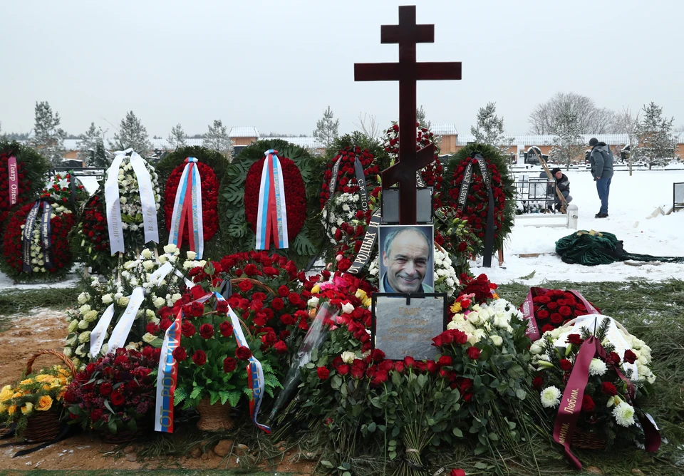 Могила Валентина Гафта утонула в цветах. Фото: Михаил Терещенко/ТАСС