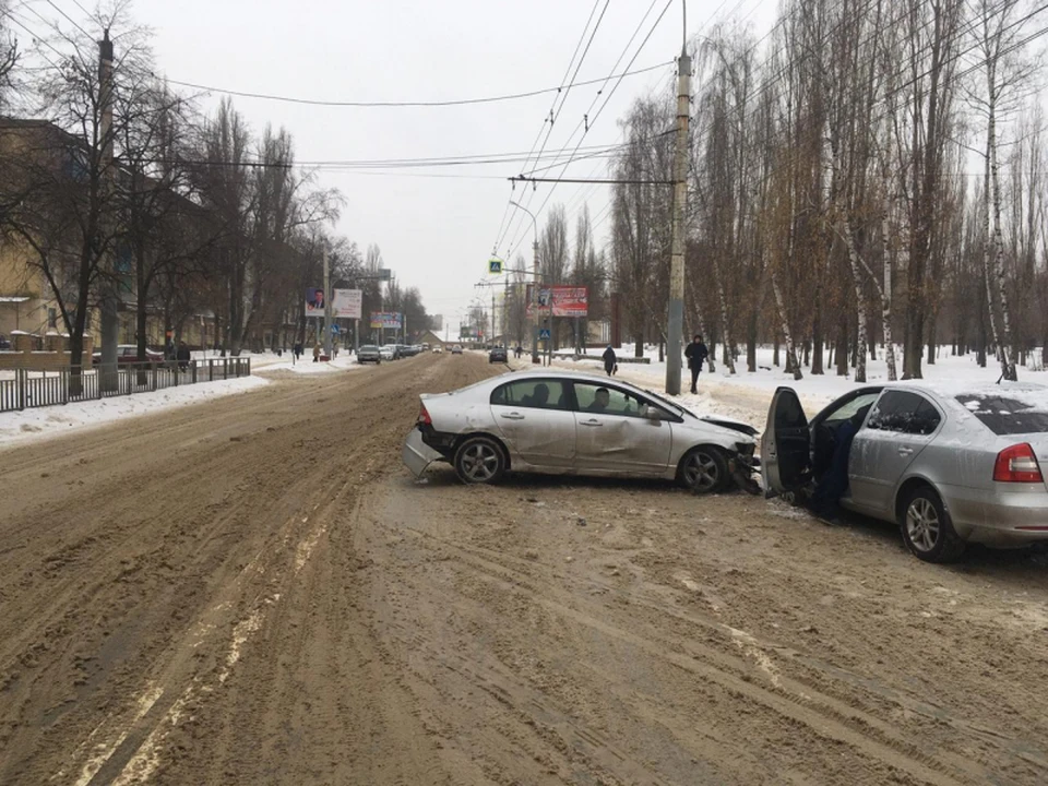 Водителя "Шкоды" после ДТП отвезли в больницу.