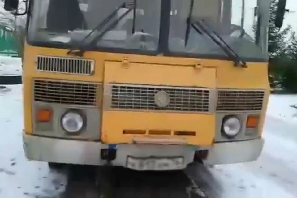 Детей в Заволжском сельском поселении возят в школу на «гнилом» автобусе. ФОТО: группа "Общественники" во ВКонтакте