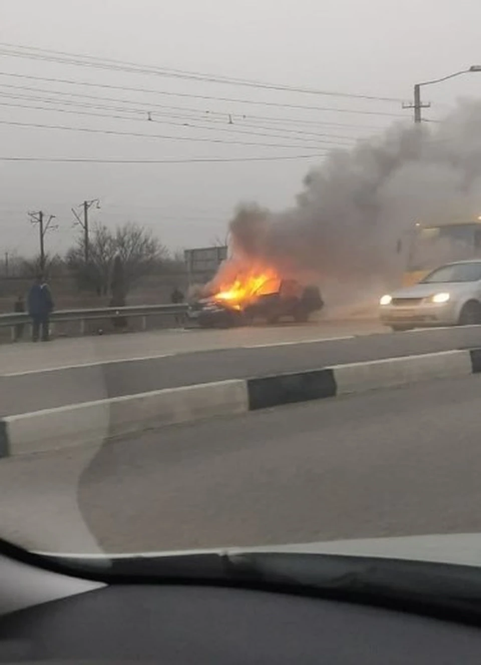 Видео, как горит автомобиль на Евпаторийском шоссе - KP.RU