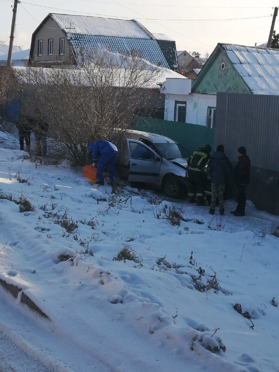 В Челябинске машина врезалась в забор частного дома - KP.RU