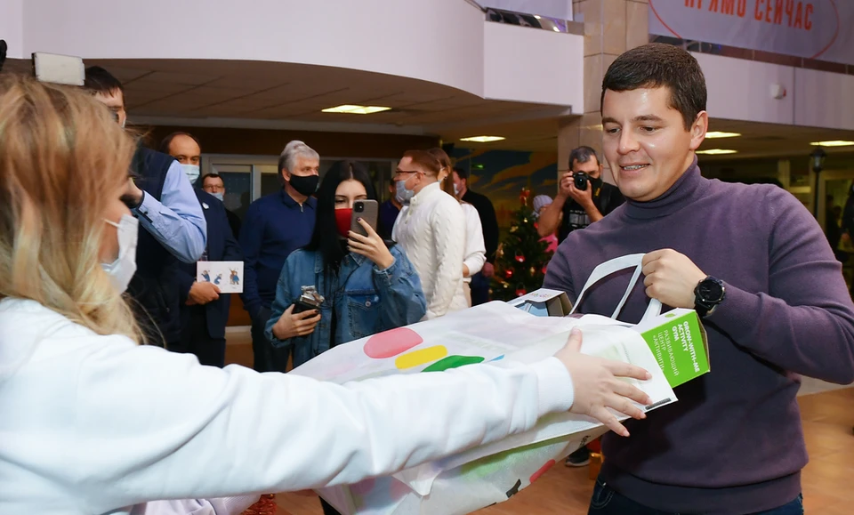 20 декабря по всему региону волонтёры собирают подарки, чтобы потом доставить их адресатам. Фото www.yanao.ru
