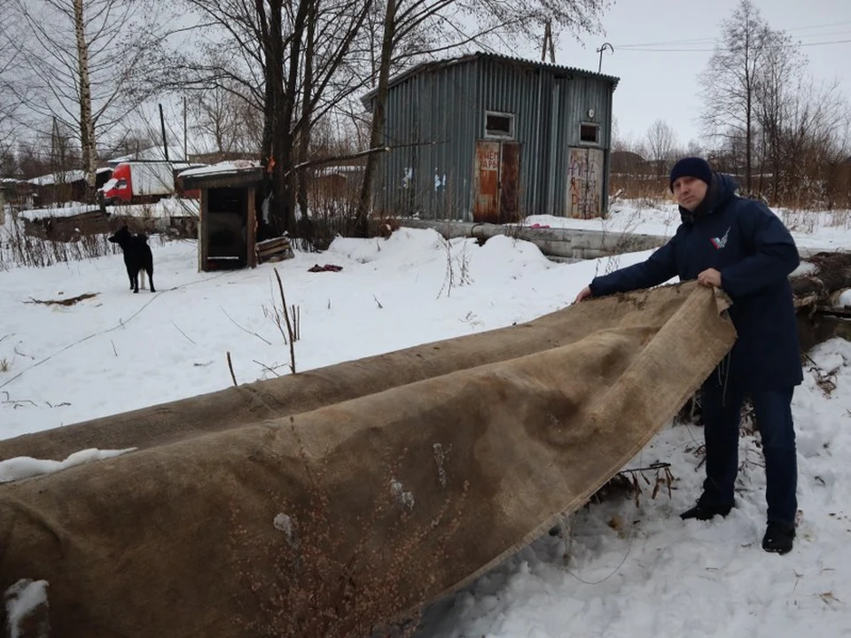 Они сами утеплили поврежденный участок трубы подручными средствами – ковром.