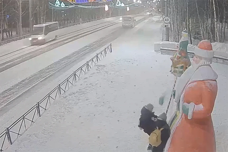 К сожалению, быстро нашлись те, кто решил испортить красоту. Фото: скриншот видео.