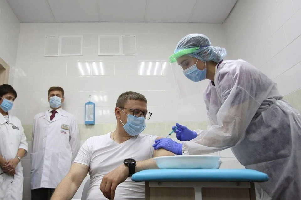 Вообще в вакцинациях Алексей Текслер участвует.
