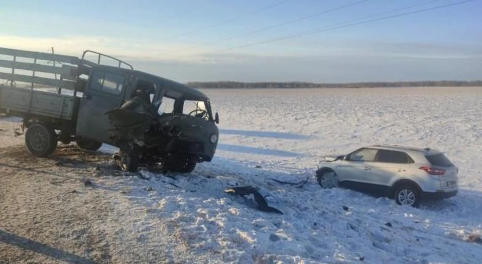 В жестком ДТП на тюменской трассе пострадали семь человек, в том числе дети.