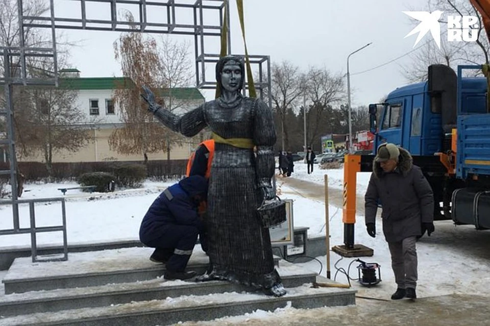 Памятник Аленке поставили 18 декабря, а снесли уже 21-го.