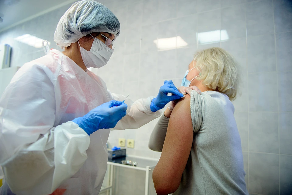 Минздрав России одобрил возможность прививаться от COVID-19 вакциной «Спутник V» гражданам старшего поколения