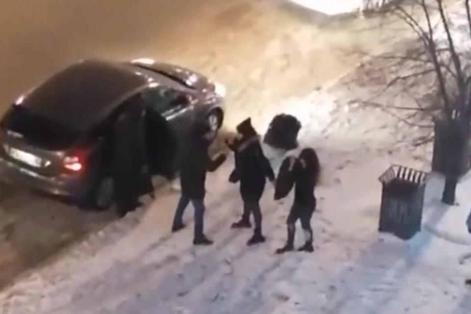 Женщина вступилась за девушку, просившую о помощи. Фото: Инцидент.Екатеринбург, vk.com