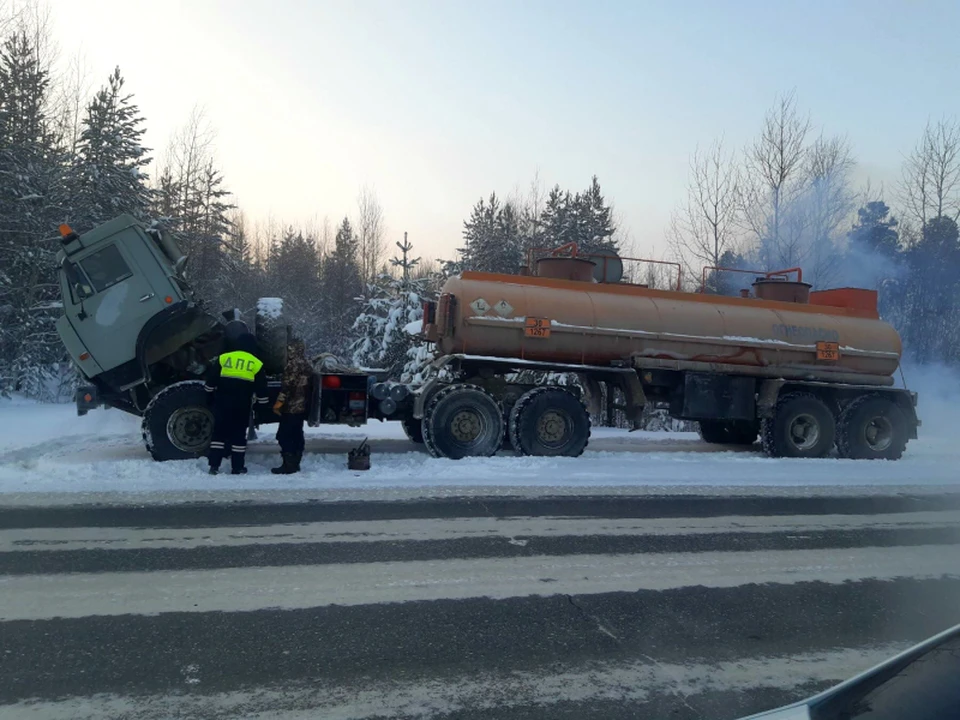 В Югре помогли замерзшему водителю починить автомобиль и отогрели горячим чаем Фото: ОМВД России по г. Пыть-Яху