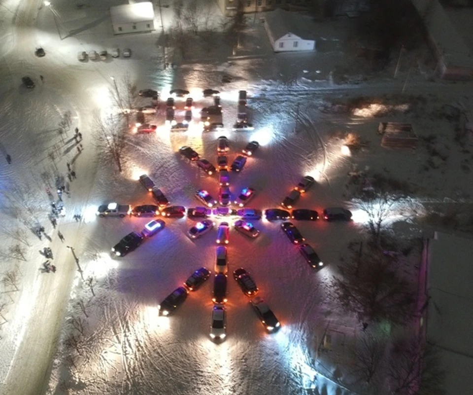 В Вязьме полицейские а автолюбители устроили новогодний флешмоб. Фото: УМВД России по Смоленской области.
