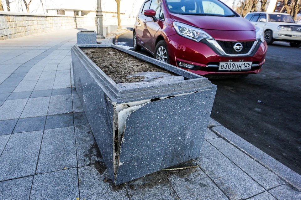 Один из поврежденных вазонов на улице Набережной во Владивостоке. Фото: сайт VL.ru