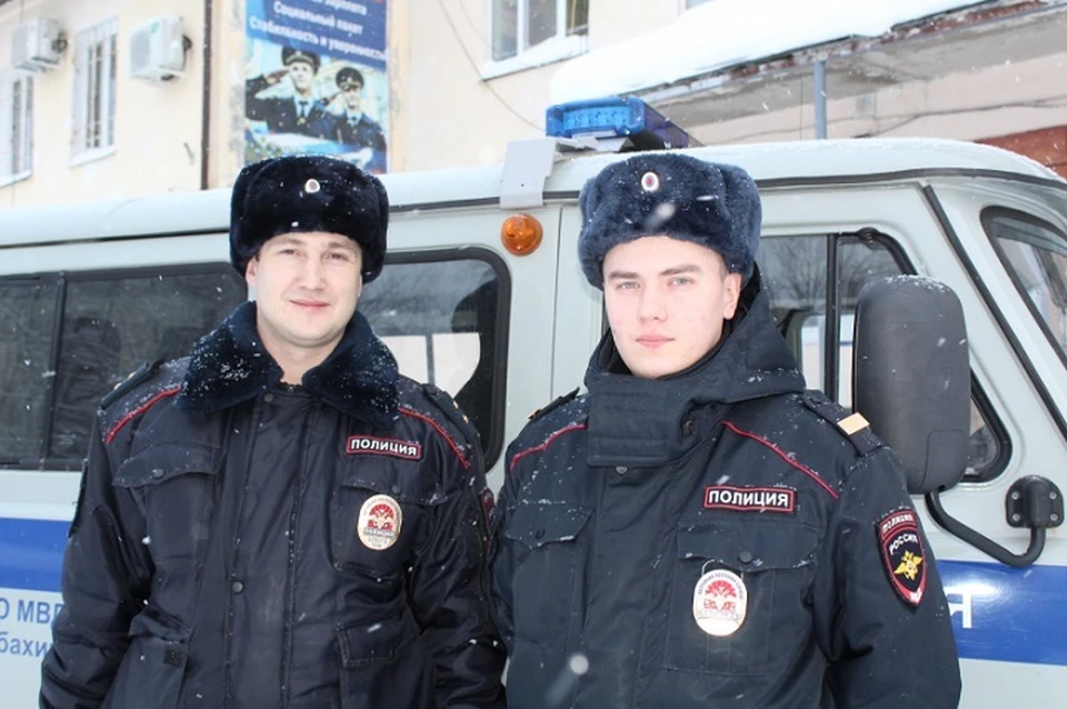 Полицейские помогли гостю из Тюмени вытащить автомобиль из сугроба. Фото: ГУВД по Пермскому краю.