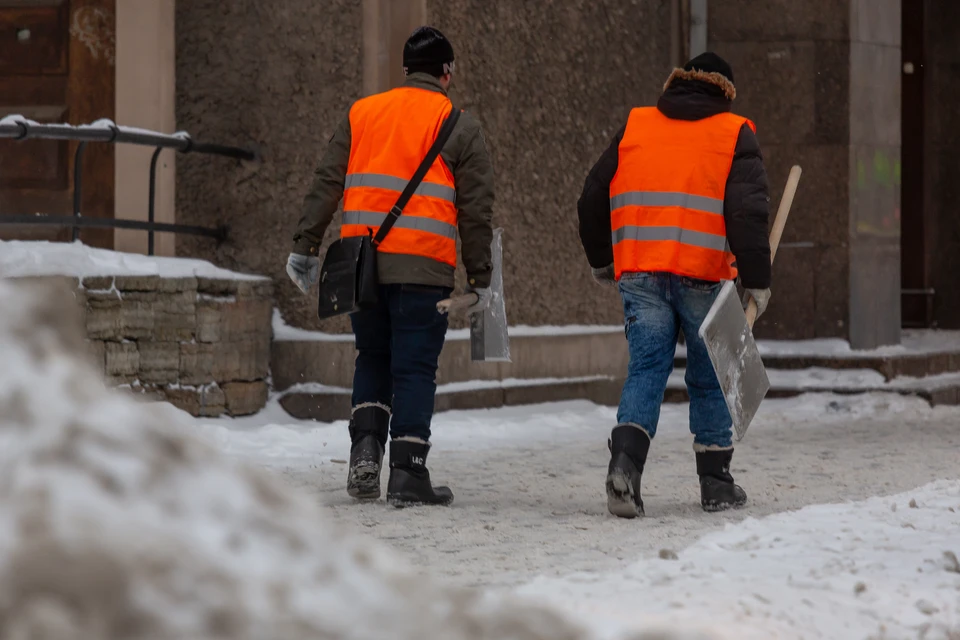 Дорожные службы продолжают ликвидировать последствия ледяного дождя в Петербурге