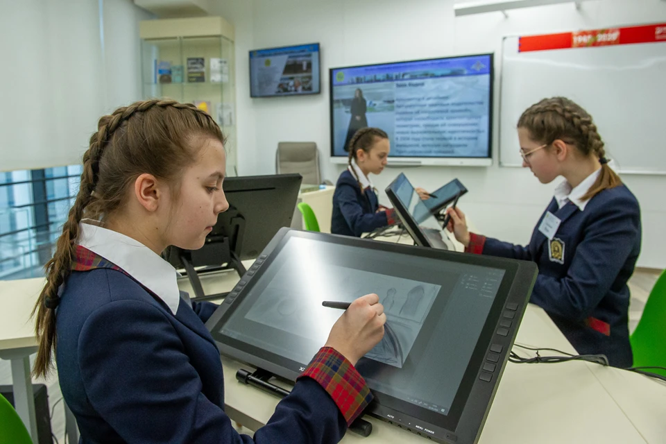 Всего в 2020 году на удаленке в Петербурге успел поучиться 571 класс в 163 школах.