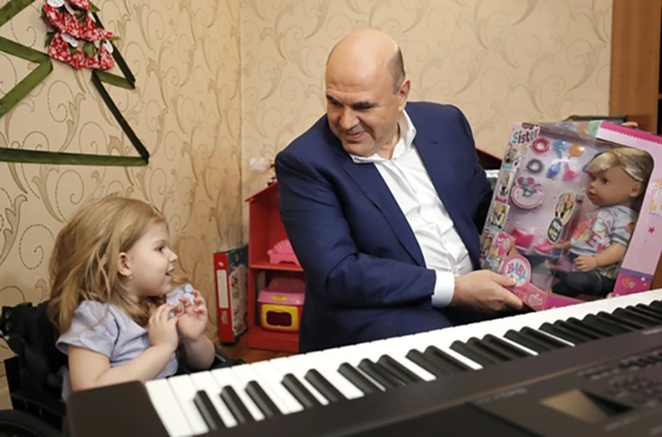 Михаил Мишустин подарил Наде куклу и синтезатор Фото: government.ru