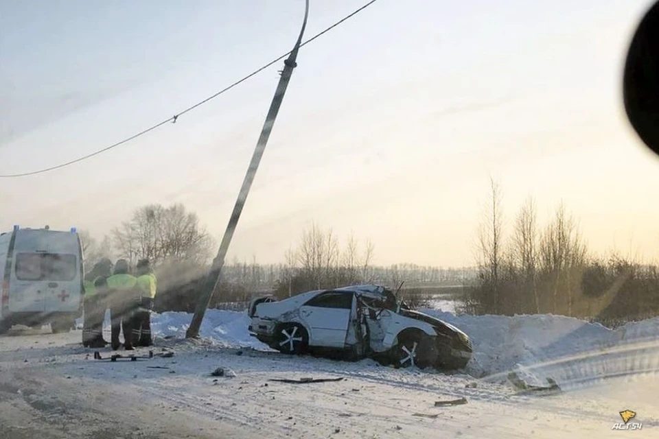 Под Новосибирском автомобиль врезался в фонарный столб.