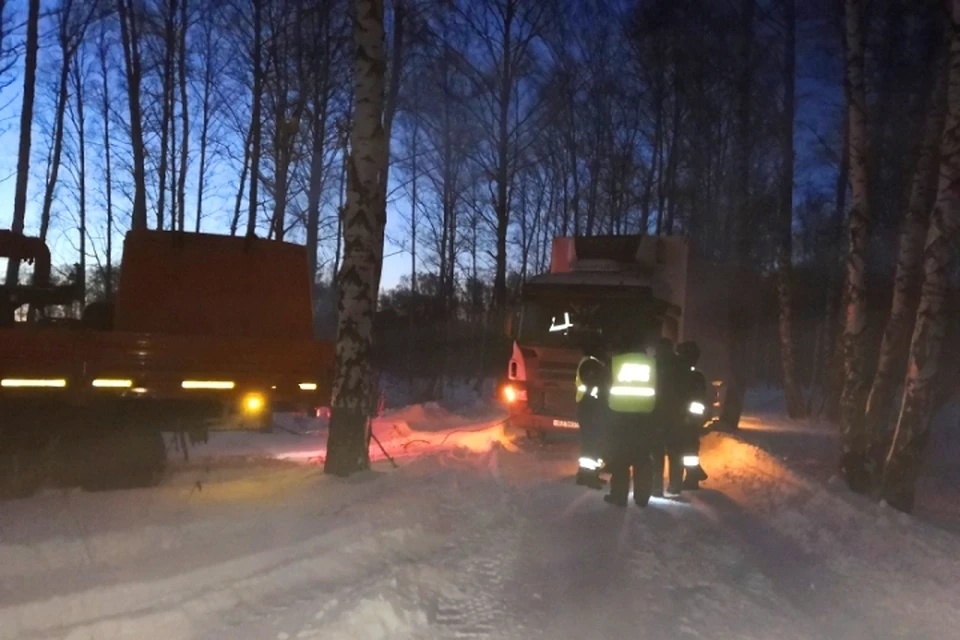 Фура вылетела с дороги в Кузбассе. ФОТО: пресс-служба ГУ МВД России по Кемеровской области
