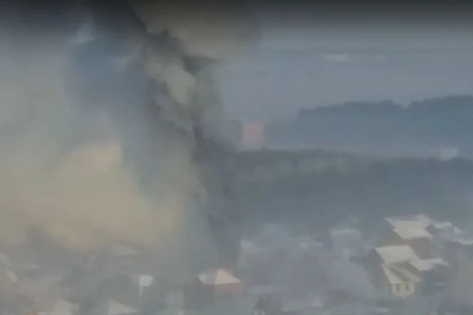 Столб дыма был виден в разных районах города. Фото: скриншот из видео.