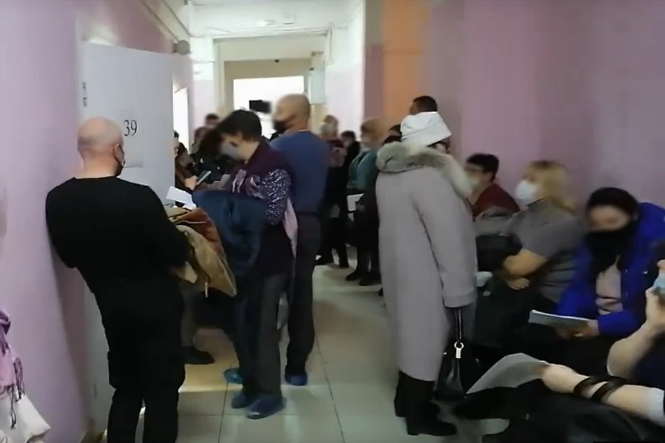 Огромная очередь образовалась в больнице имени Семашко. ФОТО: скриншот с видео из группы "Жесть Ярославской области" во ВКонтакте