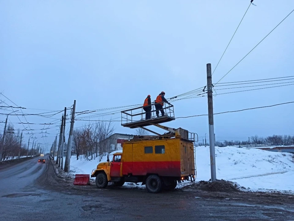 В Елшанке продолжается ремонт оборванных троллейбусных контактных сетей