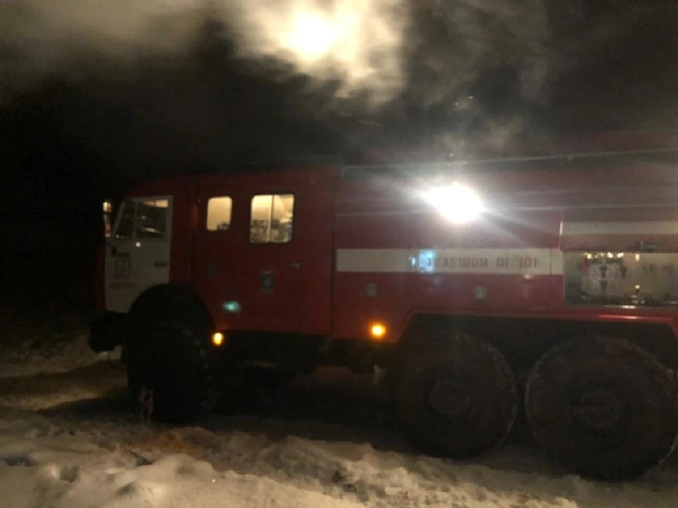 Пожарные смогли начать тушить огонь только через 2 часа после приезда. Фото: ГУ МЧС по НСО.