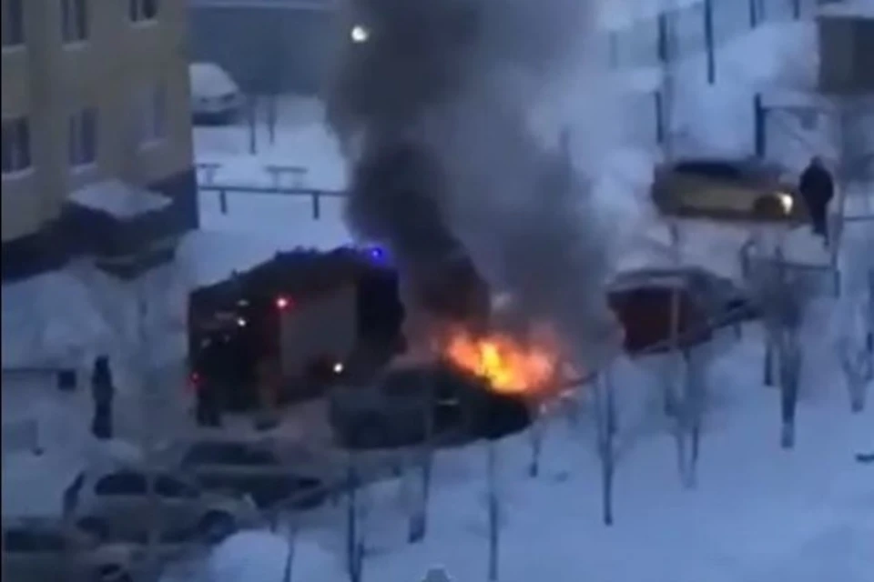 Пожарных вызвали около 9 утра. Фото: скриншот с видео в паблике "Инцидент Барнаул"