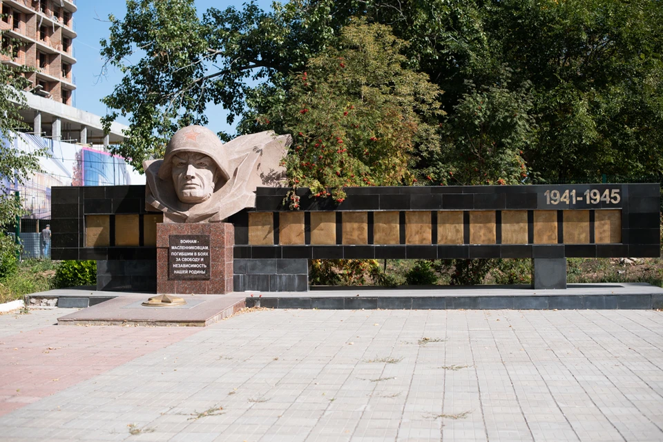 Памятник рабочим и служащим ЗИМ