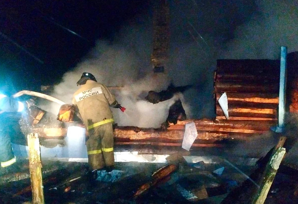 Два человека погибли в пожаре в Смоленской области. Фото: пресс-служба МЧС России по Смоленской области.