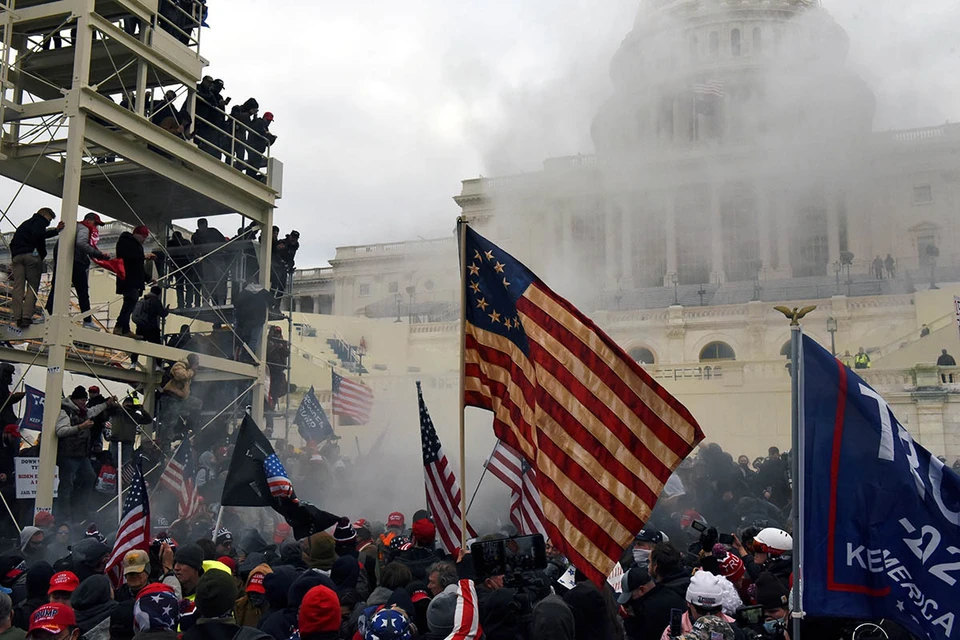 Весь мир с удивлением смотрел, как толпа штурмует Капитолий – символ американской демократии.