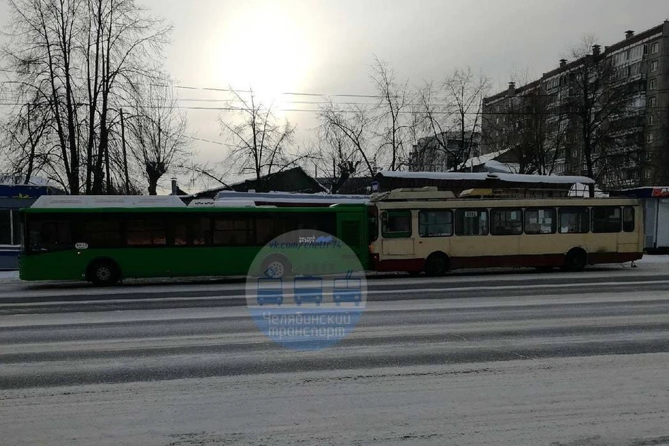 Авария произошла на остановке «улица Косарева». Фото: Челябинский транспорт/vk.com