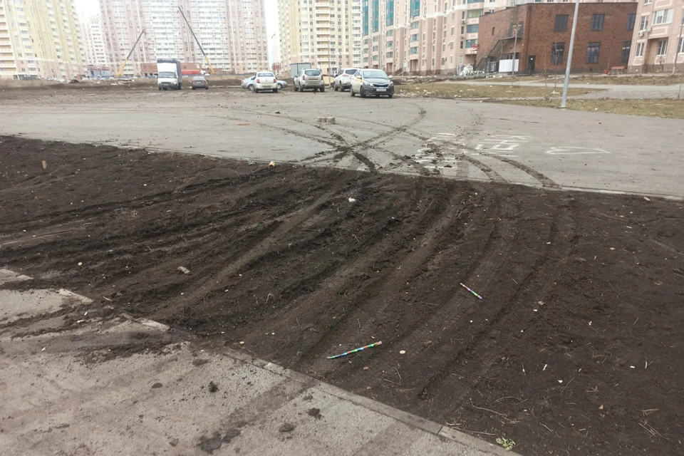 Автохамы оккупировали недостроенную детскую площадку. Фото: соцсети