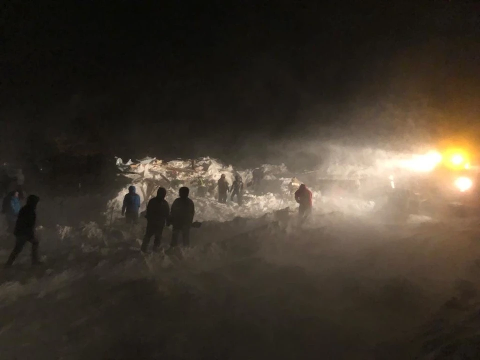На лыжной базе в Норильске есть угроза повторного схода лавины. Фото: МЧС России