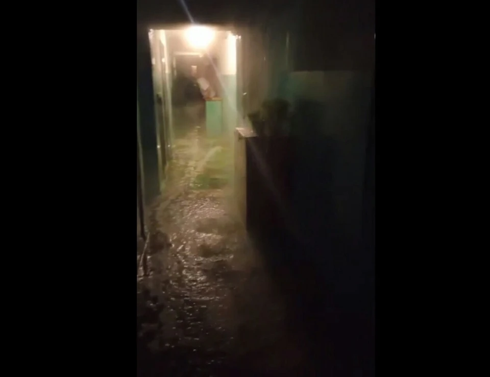 Кипятком затопило все коридоры. Фото: скриншот видео («ЧП Омск»)